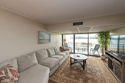 Image de Will O' The Wisp 102b: One Bedroom Lakefront Condo with Fireplace & Free Wifi!