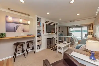 Image de Will O' The Wisp 103a: Lakefront Efficiency Style Condo, Beautifully Decorated w