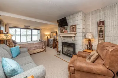 Image de Will O' The Wisp 106a: Recently Renovated Lakefront Efficiency Condo with Firepl