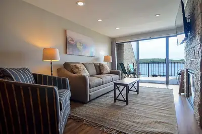 Image de Will O' The Wisp 202b: Lakefront King Bed Condo, Sleeps 4, Recently Renovated!