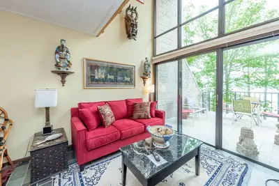 Image de Will O' The Wisp 307c: Lakefront One Bedroom Condo with Exotic Flair, Fireplace,