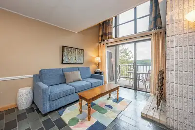 Image de Will O' The Wisp 504f: Cozy Lakefront 3 Bedroom Condo with Fireplace and Balcony