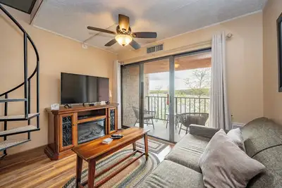 Image de Will O' The Wisp 711h: Lakefront Studio Loft Condo with Private Balcony, Free Wi