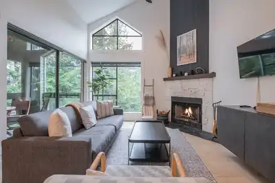 Image de Gorgeous 2+Loft | Creekside | Free Parking