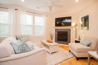 Image de Renovated, 2 bed, 2bath, in unit lau, cen air, pets ok