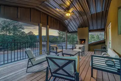 Image de RaceTrack<2. 5 Miles! Veranda! HotTUB! MTNView! GMRoom! Disc Golf! Firepit!