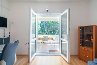 Image de Appartement d'une chambre avec la terrasse et la vue sur le mer Lun, Pag (A-19358-c)