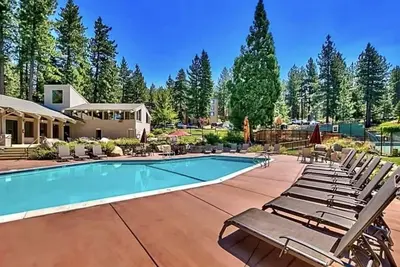 Image de Newly renovated slice of heaven - 5min from town!