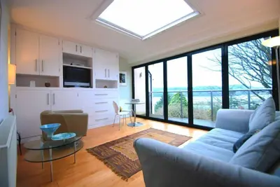 Image de The Treehouse, Stunning sea and castle views, beautiful location.