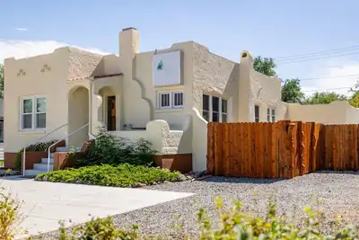 Image de Cody Downtown Retreat- close to Main Street, space for larger groups & central air!