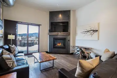 Image de Condo w/private hot tub & rooftop deck close to Glacier National Park - Downtown Penthouse