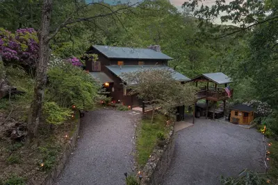 Image de One of a kind, Creek Front Lodge 3 floors, 2 kitchens, long distance views.