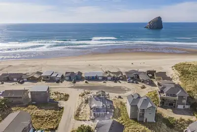 Image de Captain's Nest #134 - Steps to the beach, large fun classic beach house