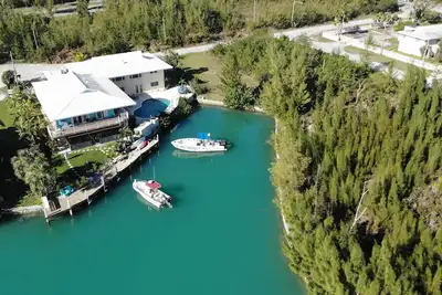Image de Spacious 3-Br Waterfront Condo w\/ Dock & Pool, Walk to Beaches, Bars & Shopping!