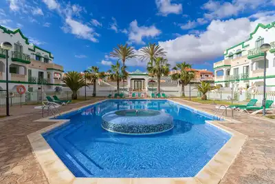 Image de HomeForGuest Appartement spacieux avec terrasse et piscine