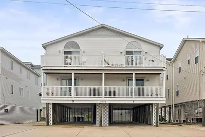 Image de Beachblock; no streets to cross to beach and awesome ocean and bay views!