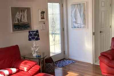 Image de Cheerful bright nautical condo, 2 short blocks to beach.