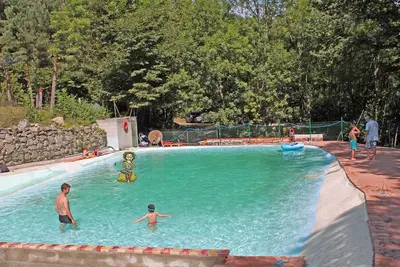 Image de Locations dans le camping en pleine nature avec grande piscine à l'eau de source