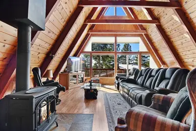 Image de Tahoe Bear House | Beautiful Mountain Getaway w/ Grill, Nearby Golf & Beach!