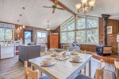 Image de Cheery Cabin 3 Minutes to the Beach Near Downtown Manzanita Will Charm You!