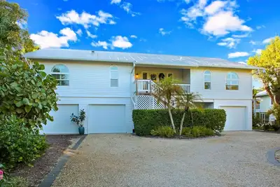 Image de Awesome near beach updated Sanibel home-6 minute walk to the beach-heated pool!