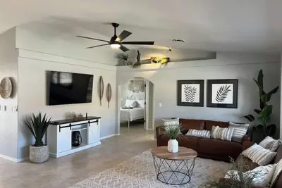 Image de Lake View Oasis - Roomy Vacation Home With Pool