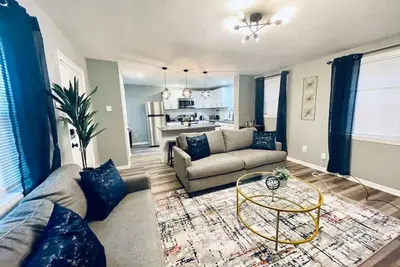 Image de Newly Renovated Home, Fenced Yard, Rec Room with Foosball and WiFi!