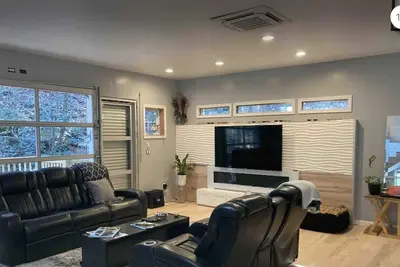 Image de Downtown 3-Story Loft Near Mercedes-Benz Stadium