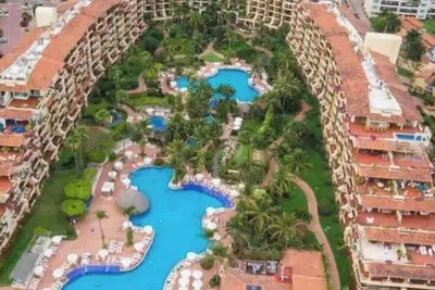 Image de Luxury hotel full amenities ground level and steps to the beach