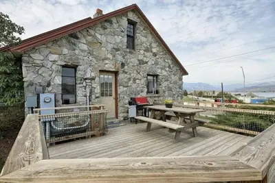Image de Chelan Vineyard Stone House