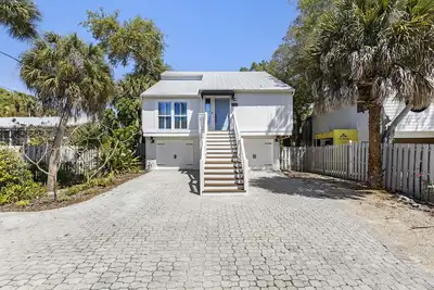 Image de Lush Retreat-- Less Than 5 Min From America's Top Beach