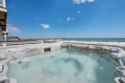Image de Linens Included / Beachfront / Pool / Private hot tub / Elevator
