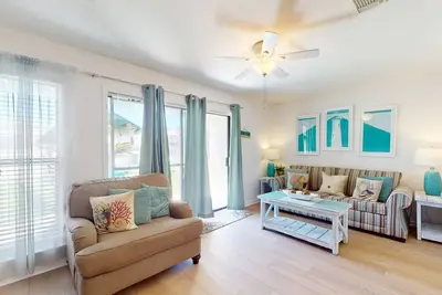 Image de Bright condo with pool & hot tub access, WiFi, washer/dryer & central Ac