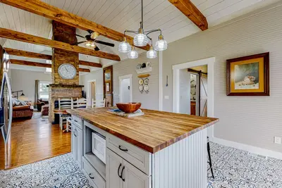 Image de Designer historic home with amazing art, antiques, central Ac - walk to downtown