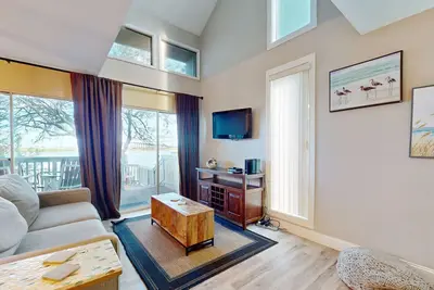 Image de Waterfront townhome with Ac, WiFi, private dock, & shared pool - near beach
