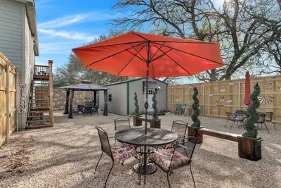 Image de 2 separate Living quarters-close to Stadium, Texas State and Floating the River