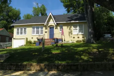 Image de Lovely Mid-Century 2 Br And 2-1/2 Ba Brick Home