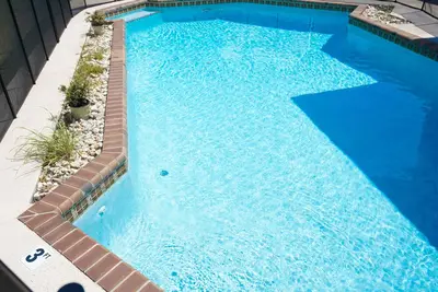 Beautiful 3 Br home w\/a refreshing pool, w\/lots of yard space
