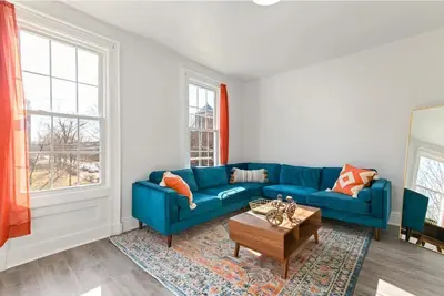 Image de Orange Oasis in East Rock |Free Parking| Near Yale and Dt|Large Memory Foam Beds