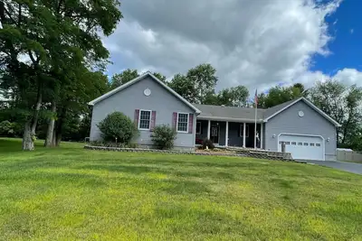 Image de 2 M to Track, 1 Mile to National Prime/Golf, 4 bedroom, 2. 5 bath - sleeps 8-10