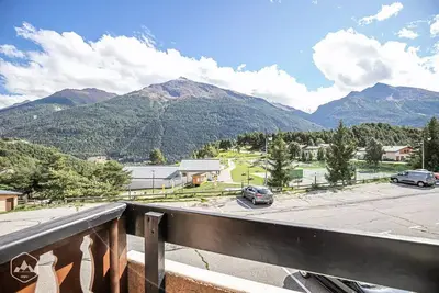Image de Proche la base de loisirs avec vue dégagée sur les montagnes.