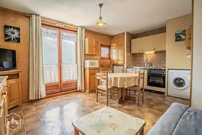 Image de Appartement en étage avec vue dégagée sur les montagnes.