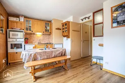 Image de En étage avec une vue dégagée sur les montagnes.
