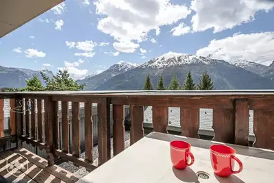 Image de Studio cocooning avec vue sur les montagnes.