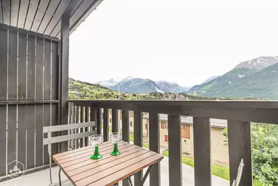 Image de Studio en étage avec vue degagée sur les montagnes.