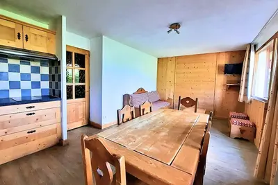 Image de 6 Personen am FuĂźe der Pisten