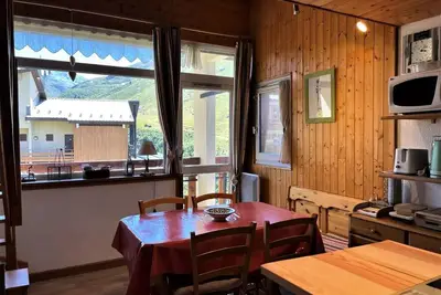 Image de Warme Wohnung mit Zwischengeschoss und Küche
