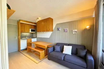 Image de Große Studioecke separate Schlafzimmer ausgestattete Küche in Les Ménuires