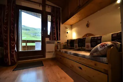 Image de Studio 4 Personen mit Blick auf die Pisten