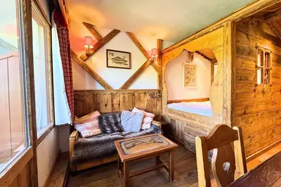 Image de Studio mit geschlossenem Savoyard Bett an den Pisten
